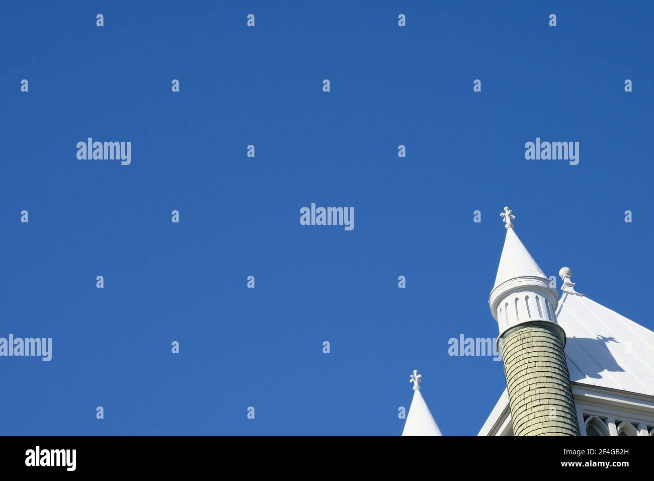 Weiß bedeckter Turm und Dach einer lokalen Kirche vor einem reinen, wolkenlosen blauen Himmel. Ottawa, Ontario, Kanada. Stockfoto