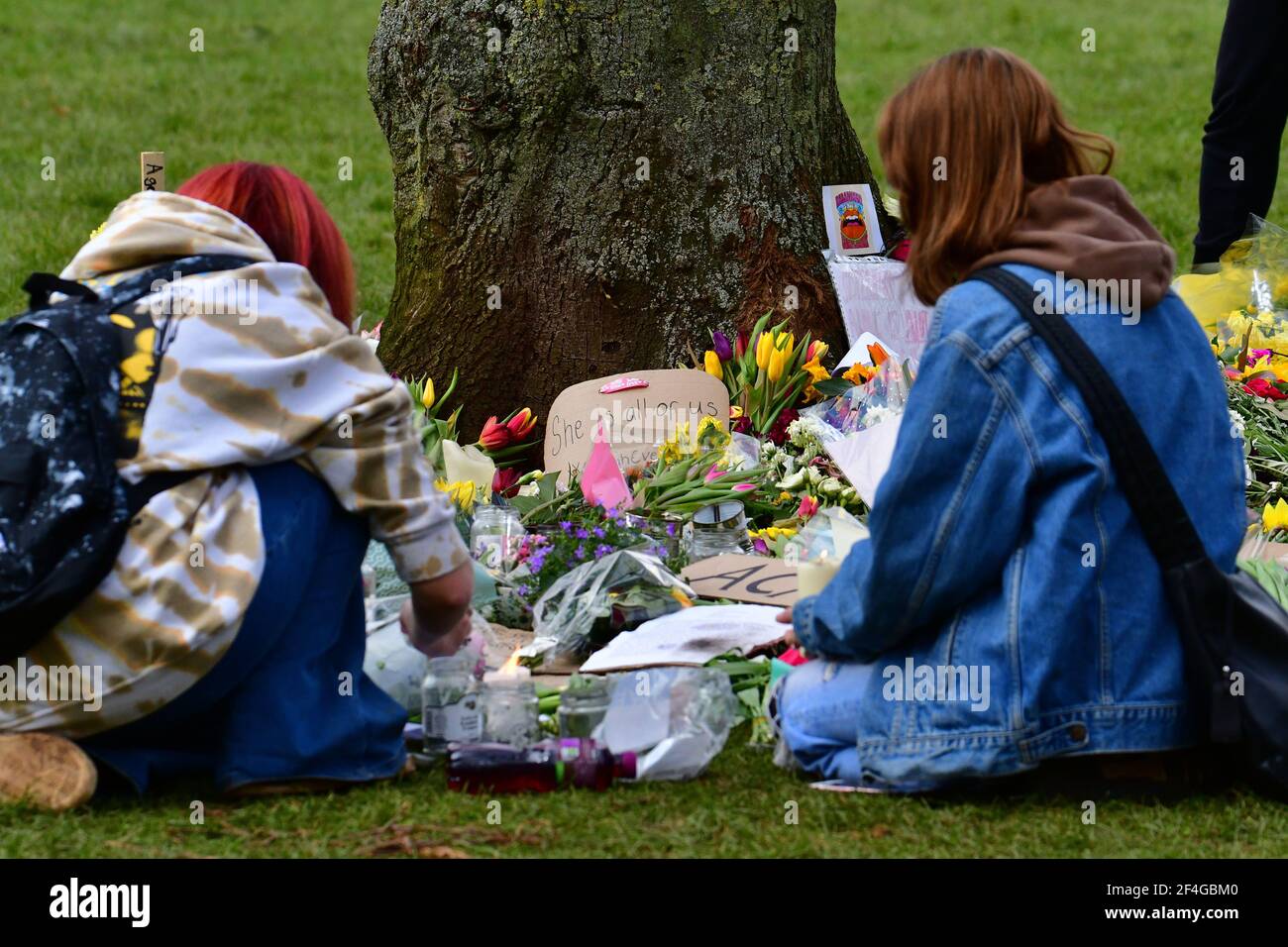 Bristol, Großbritannien. März 2021, 21st. VEREINIGTES KÖNIGREICH. An einem sehr warmen Nachmittag im College Green Bristol nahmen Tausende von Menschen an einer Vigil für Sarah Everard Teil und marschierten dann mit Spruchbändern durch die Stadt und skandierten Kill the Bill. Bild: Robert Timoney/Alamy Live News Stockfoto