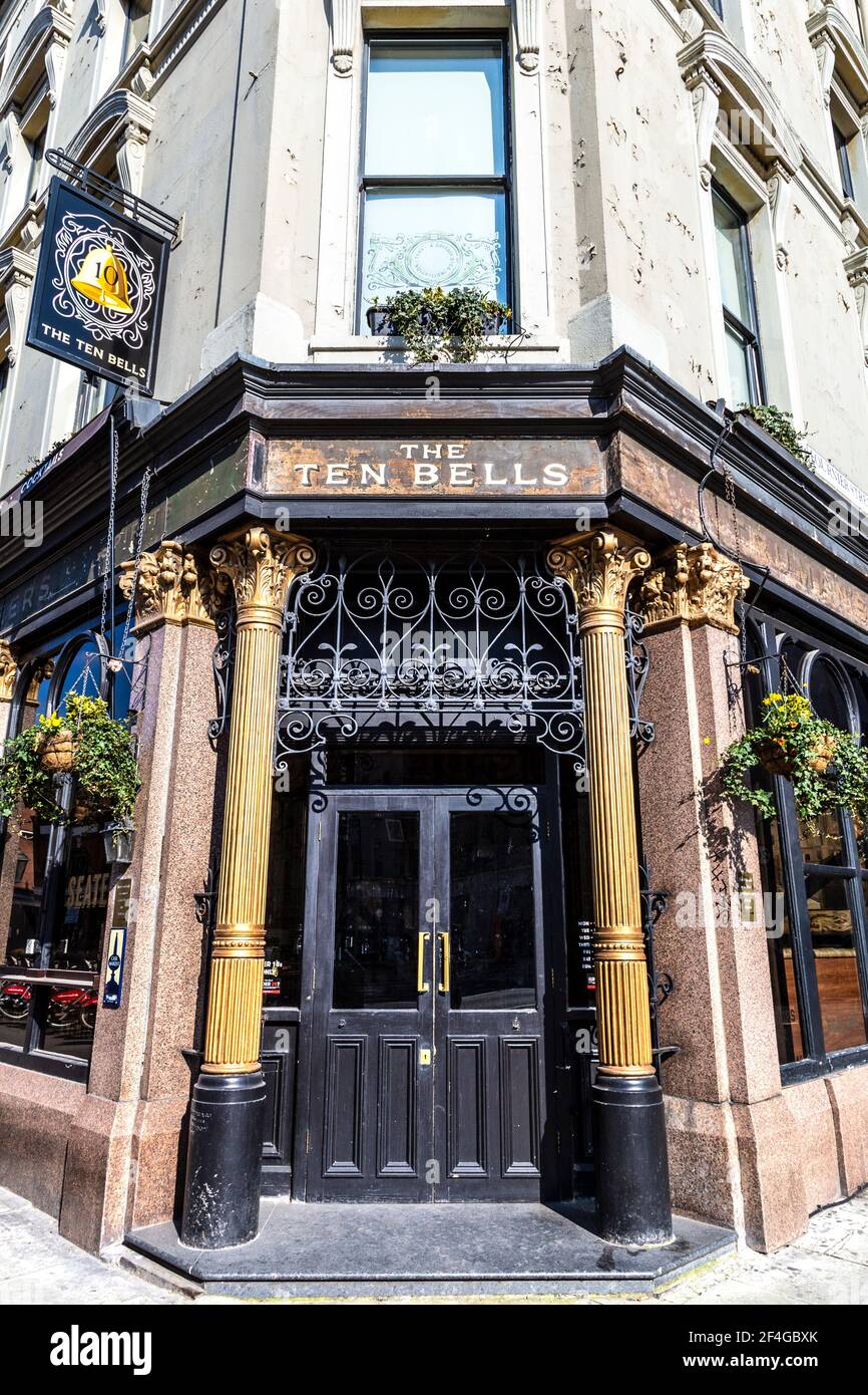 Außenansicht des Ten Bells Pub berühmt für seine Verbindung zu Jack the Ripper Serienmörder, Commercial Street, Shoreditch, London, Großbritannien Stockfoto