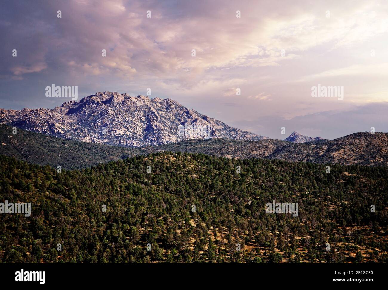 Granite Mountain erhebt sich hoch in den Sierra Prieta Bergen und dem Prescott National Forest, Prescott, Arizona. Stockfoto