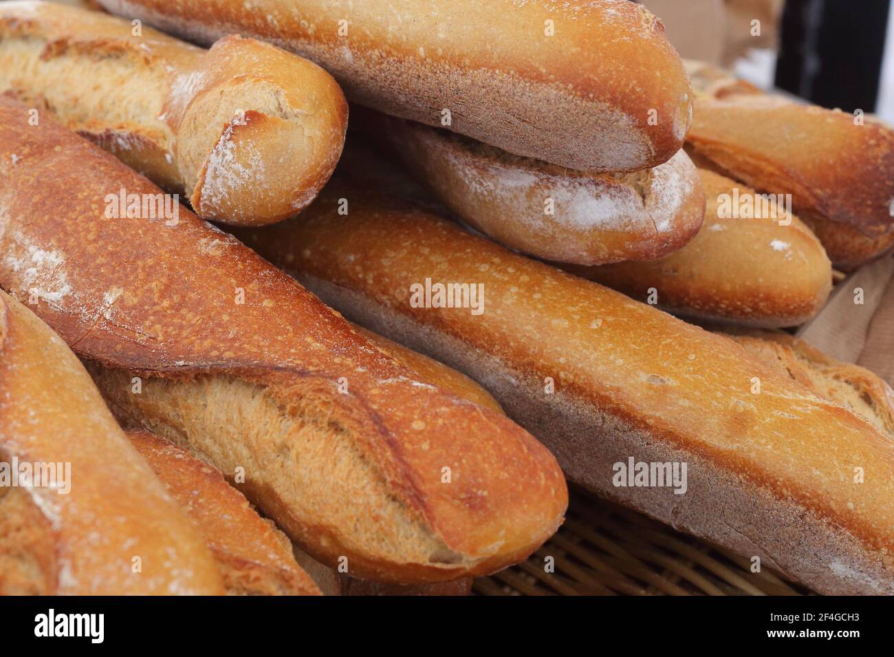 Leckere Baguettes auf dem Markt Stockfoto