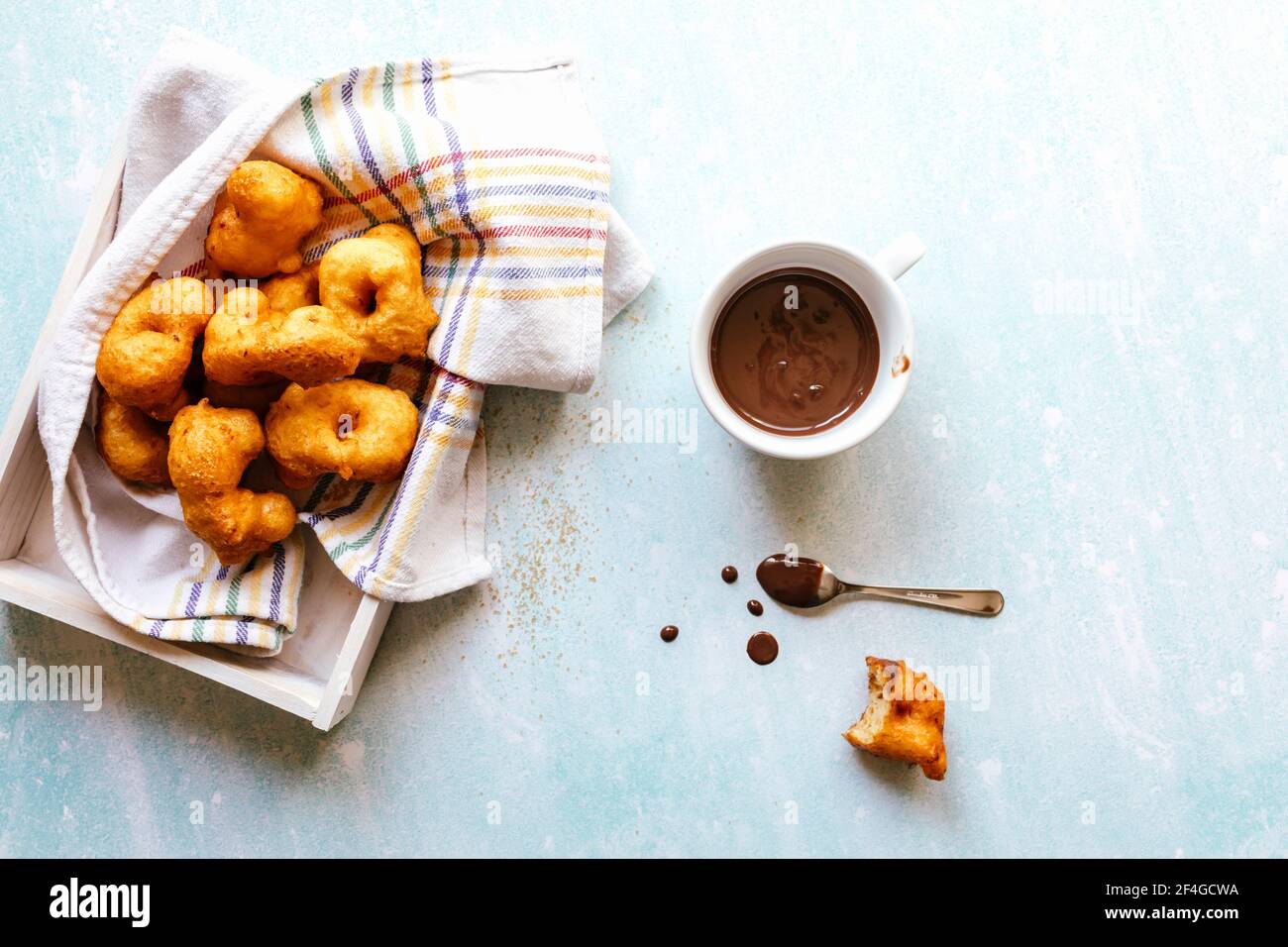 Flache Laie von süßen Fritten gebissen neben einer Tasse mit Schokolade Stockfoto