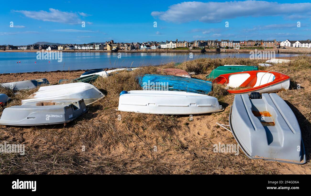 Segelboote liegen in Sanddünen in Elie auf der East Neuk of Fife, in Schottland, Großbritannien Stockfoto