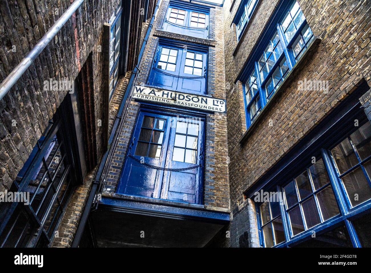 Ladetüren des ehemaligen W A Hudson Ltd Möbelwerkstatt Brassfounders, Shoreditch, London, UL Stockfoto