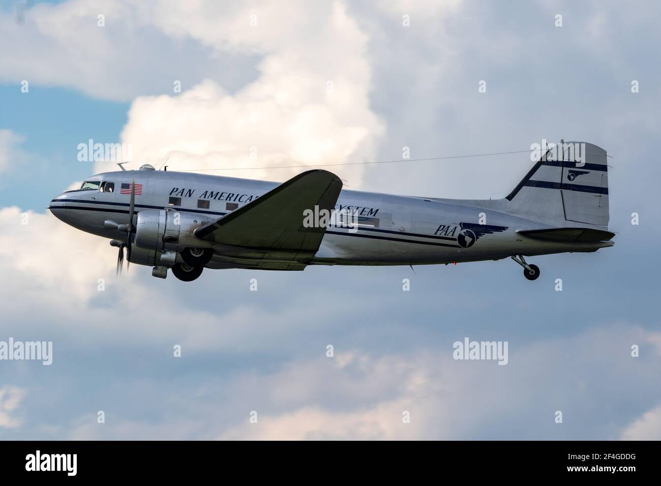 Douglas DC-3 Dakota Vintage Warbird mit Pan American Airways Markierungen im Flug während D-Day 75 Gedenkflüge über Deutschland. Juni 13, 2019 Stockfoto