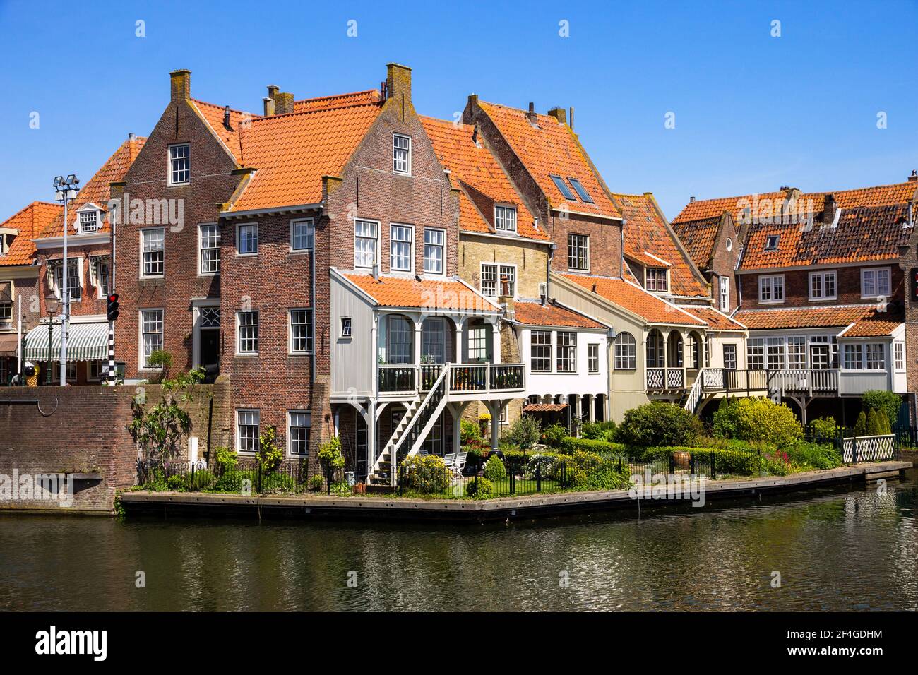 Häuser in Enkhuizen, Niederlande. Die Stadt war einst eines der Hafenstädte der VOC. Stockfoto