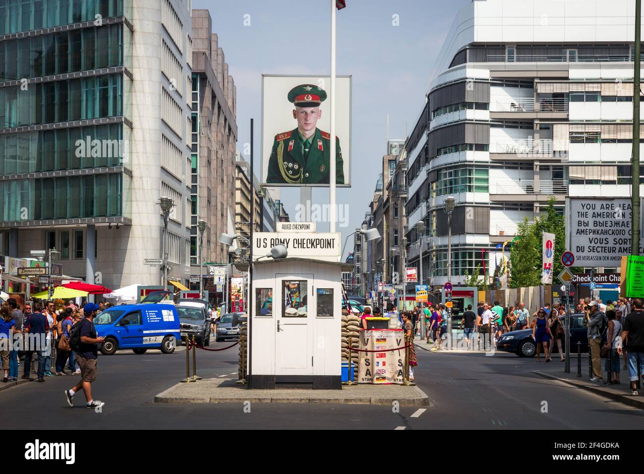 Touristen rund um den ehemaligen alliierten Checkpoint Charlie. Heutzutage ist diese Website eine Touristenattraktion. Berlin, Deutschland - 23. Mai 2014. Stockfoto
