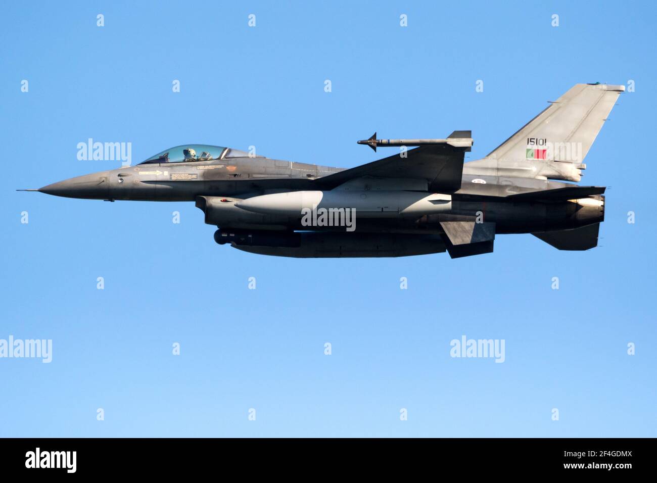 Portugiesischer F-16-Kampfjet der Luftwaffe im Flug über dem Luftwaffenstützpunkt Leeuwarden. März 28, 2017 Stockfoto