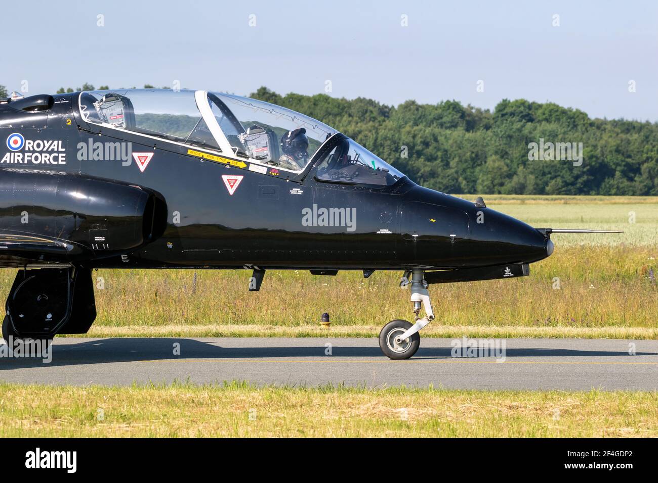 British Royal Air Force BAE Hawk T1 Trainerjets Rollen auf die Startbahn auf der Florennes Air Base, Belgien - 15. Juni 2017 Stockfoto