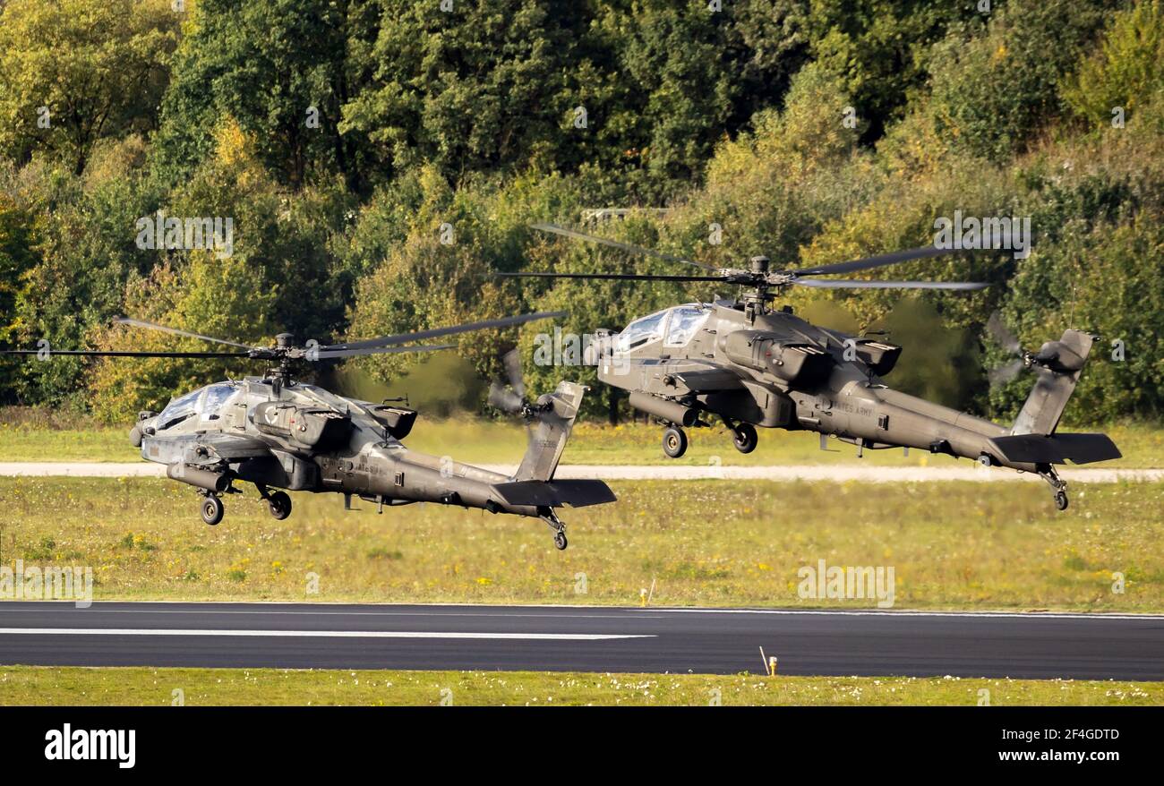 US Army Boeing AH-64E Apache-Angriffshubschrauber, die von einer Flugbasis starten. Niederlande - 27. Oktober 2017. Stockfoto