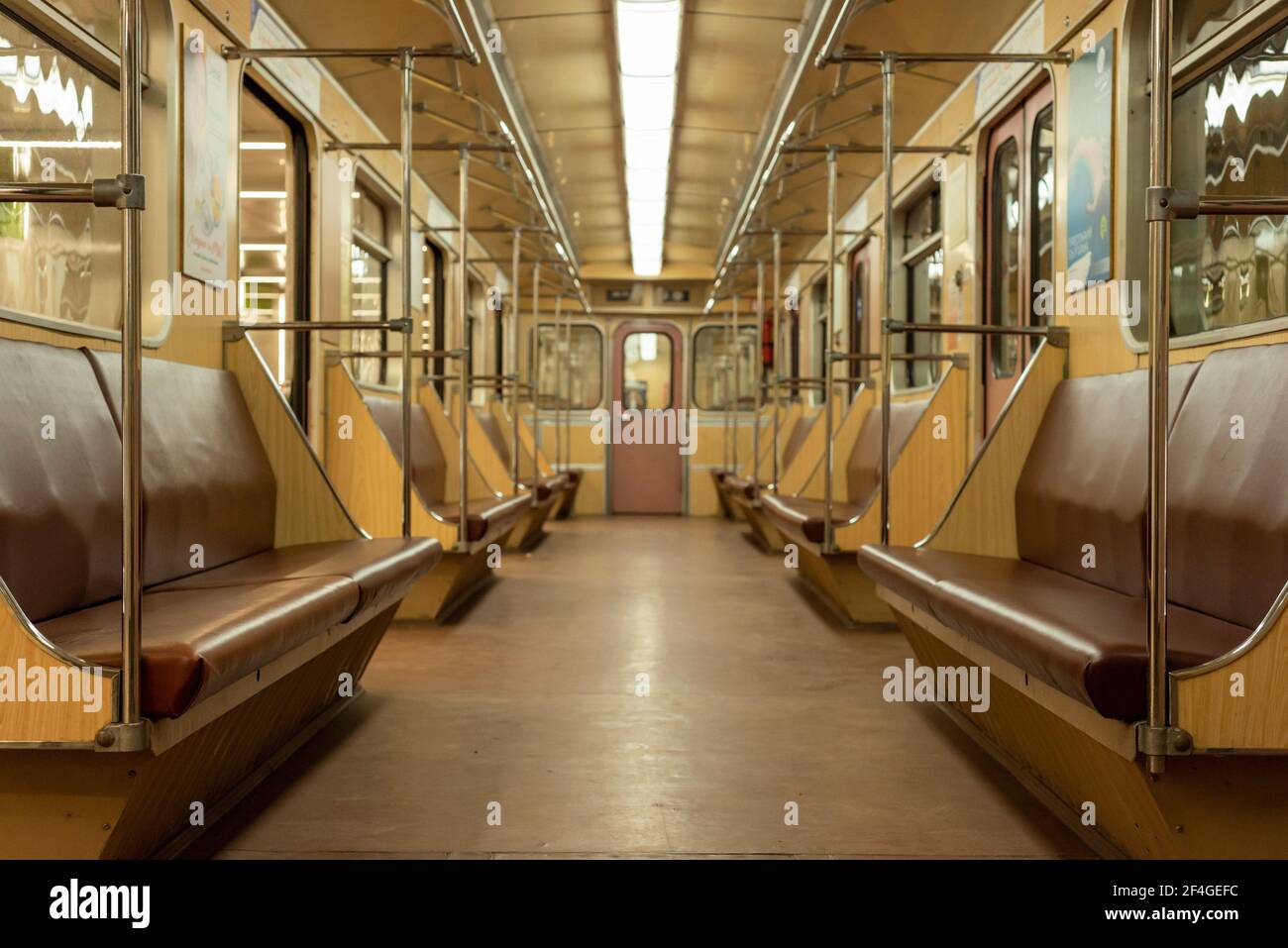 Altmodische leere U-Bahn-Wagen oder Wagen Innenraum in Sofia, Bulgarien, Osteuropa, EU Stockfoto