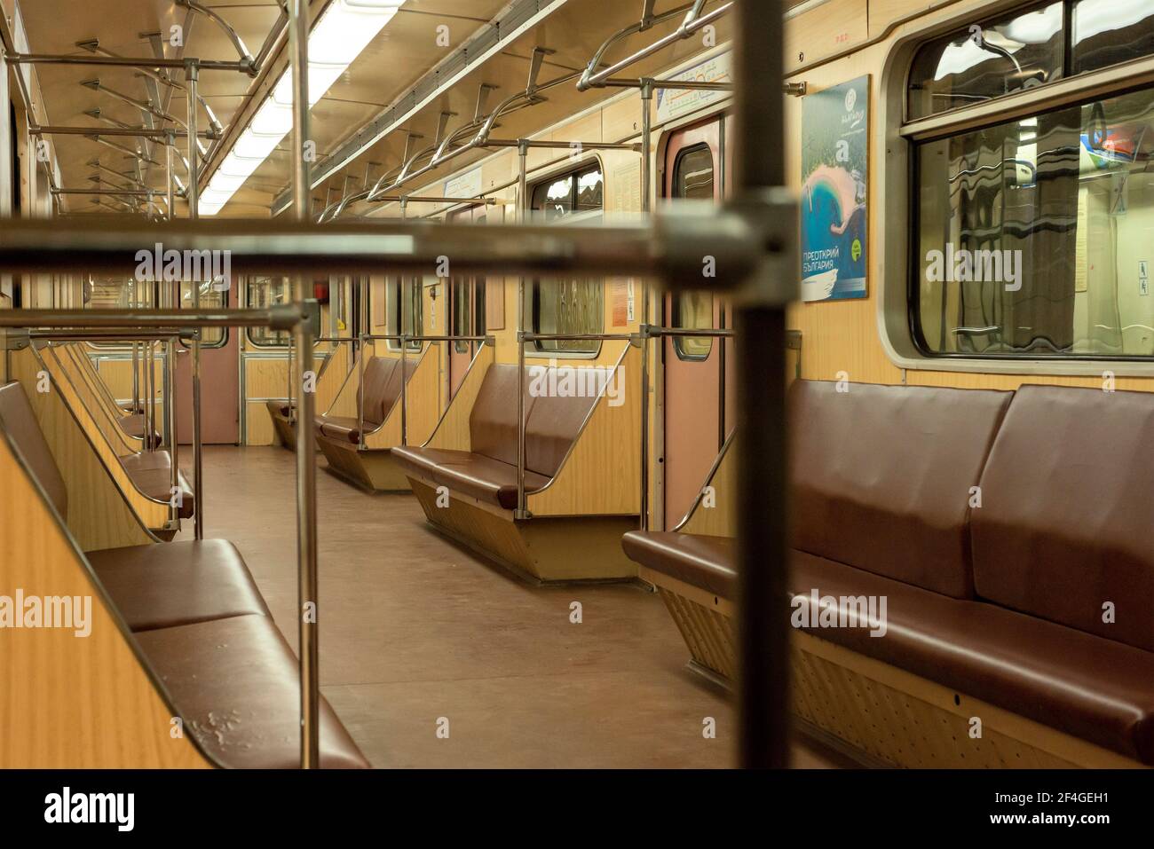 Leerer Innenraum des russischen U-Bahn-Waggons oder Waggons in Sofia, Bulgarien, Osteuropa, EU Stockfoto