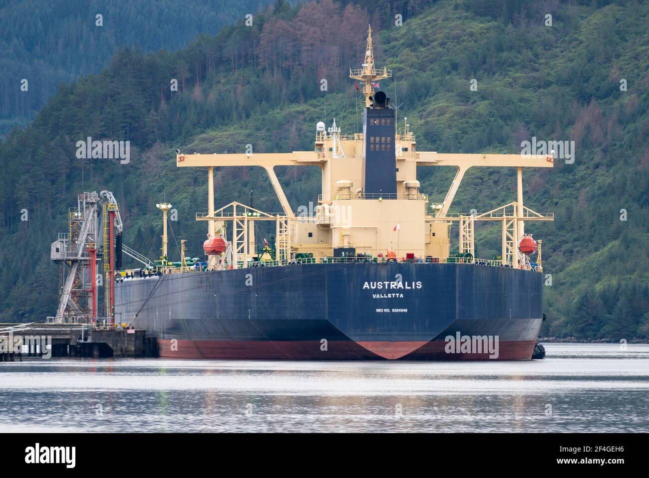 Der Öltanker liegt am Finnart Sea Terminal, das von petroIneos auf loch Long, Argyll und Bute, Schottland, Großbritannien, betrieben wird Stockfoto