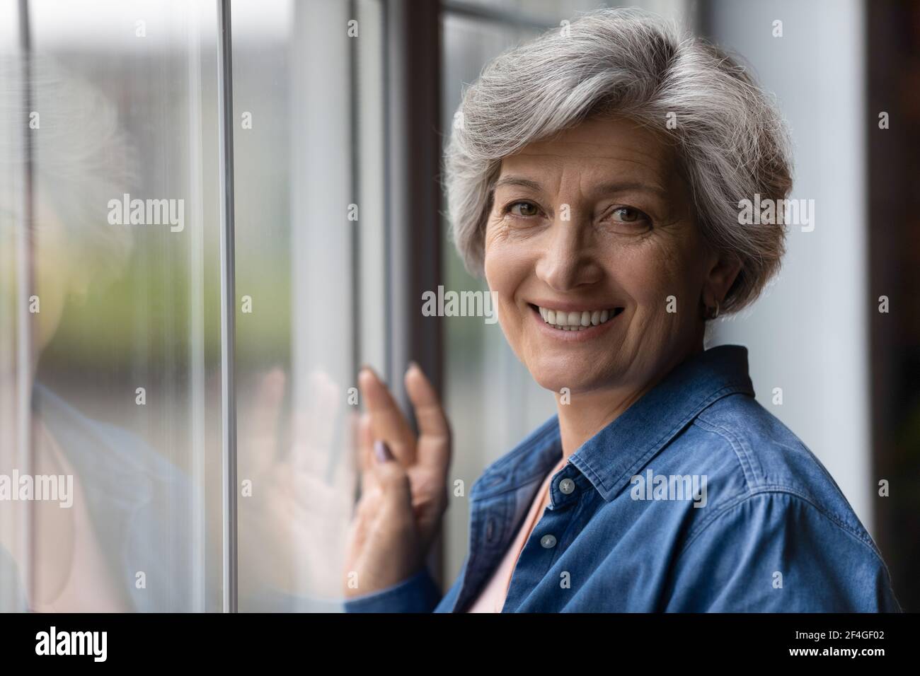 Headshot Porträt von attraktiven Senior Frau genießen das Leben im Ruhestand Stockfoto