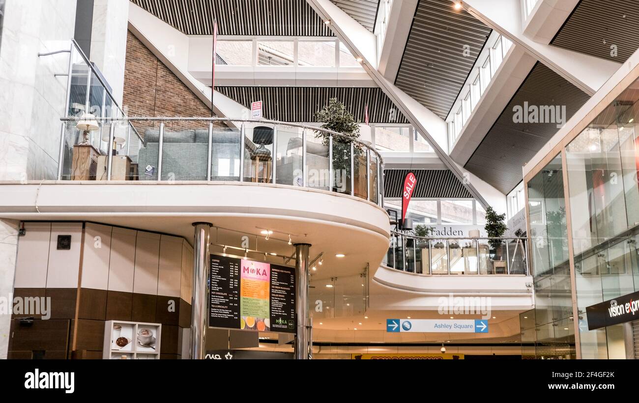 Epsom London Großbritannien, March21 2021, Moderne Innenarchitektur eines Einkaufszentrums oder einer Mall Stockfoto
