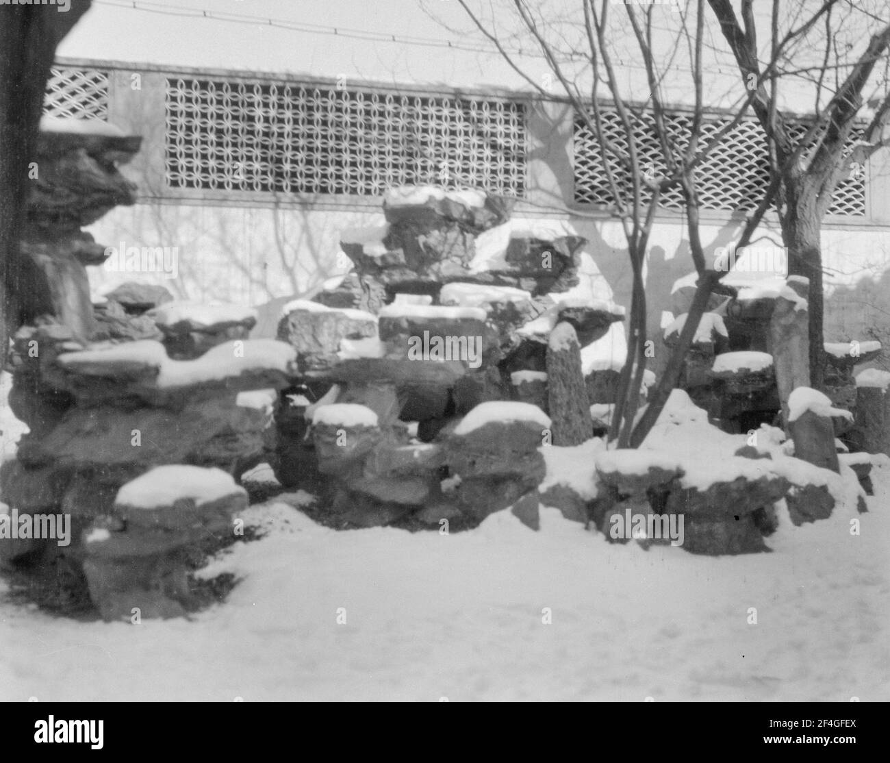 Beijing ') Steine, Haus, Schnee, China, Peking (China), 1931. Aus der Sammlung Sidney D. Gamble Photographs. () Stockfoto