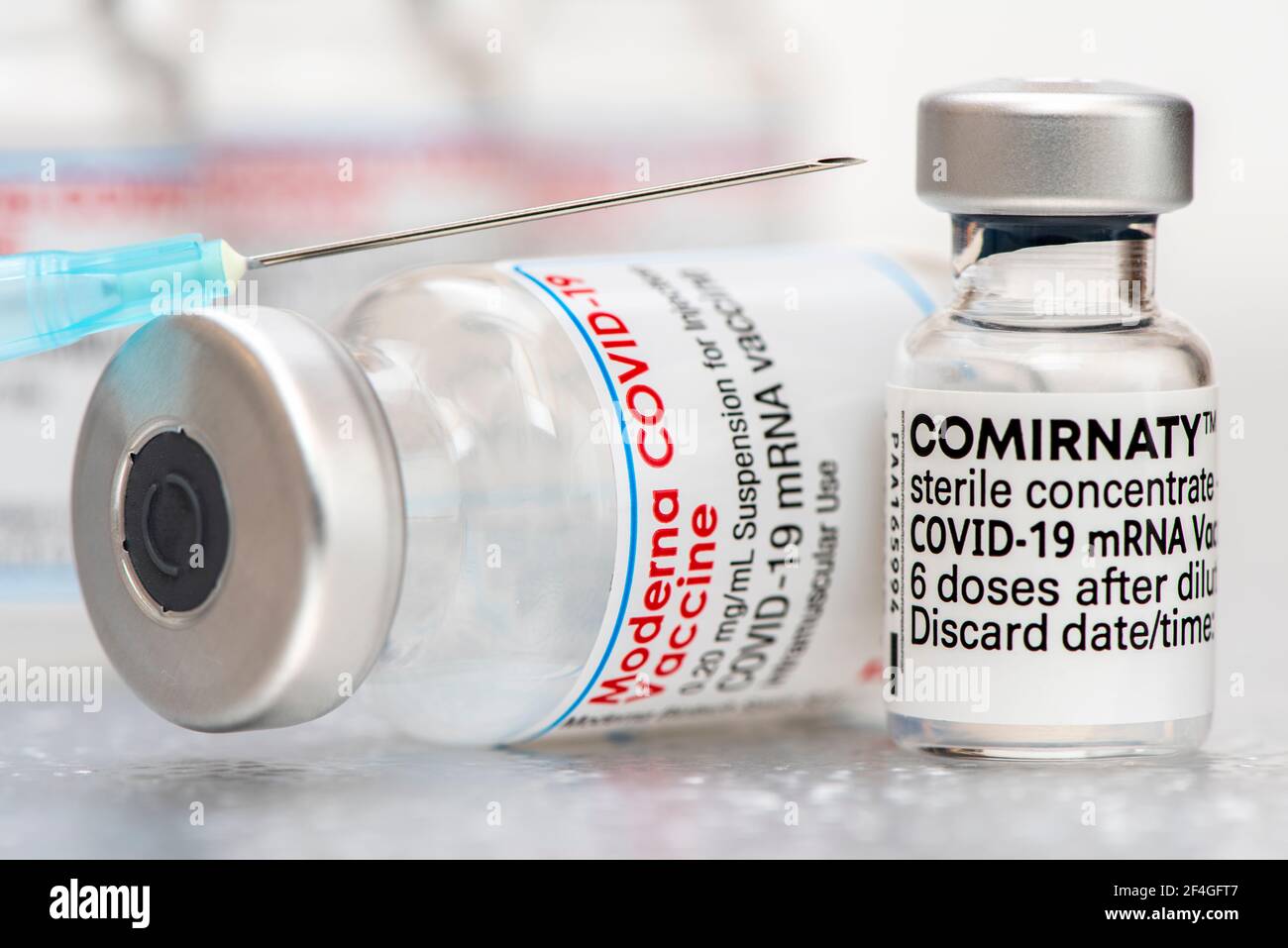 Original COVID-19 Impfampulle der Firma Moderne und Pfizer-BioNTech Stockfoto