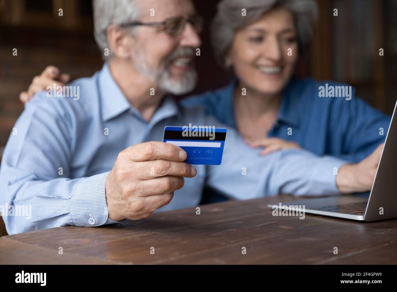 Freundliche ältere Familie Paar mit Laptop, um die Zahlung online zu machen Stockfoto