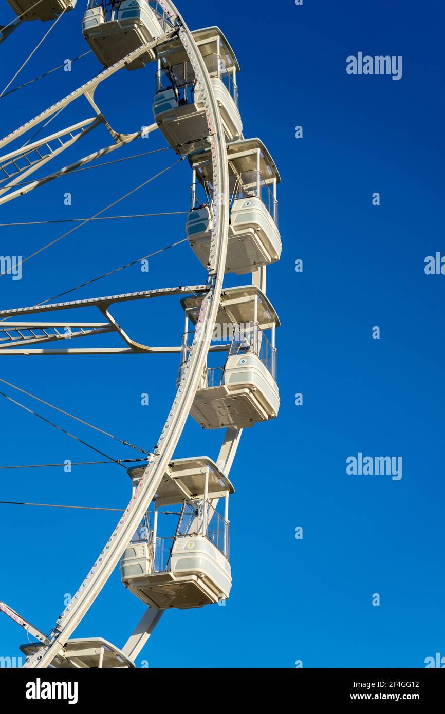 Zamora, Spanien. März 20,2021. Weißes Riesenrad mit dem blauen Himmel im Hintergrund während der Ostermesse der Attraktionen. Stockfoto