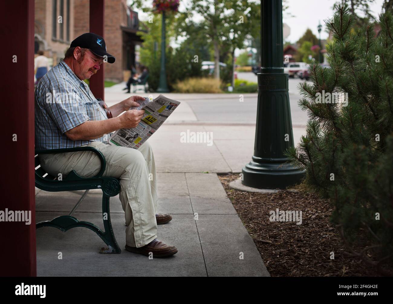 Menschen lesen Zeitung Stockfoto