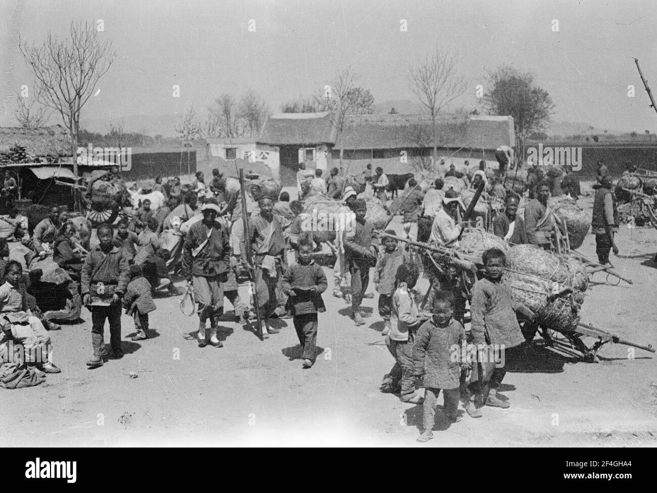 Group looking at Photographer, China, 1919. Aus der Sammlung Sidney D. Gamble Photographs. () Stockfoto