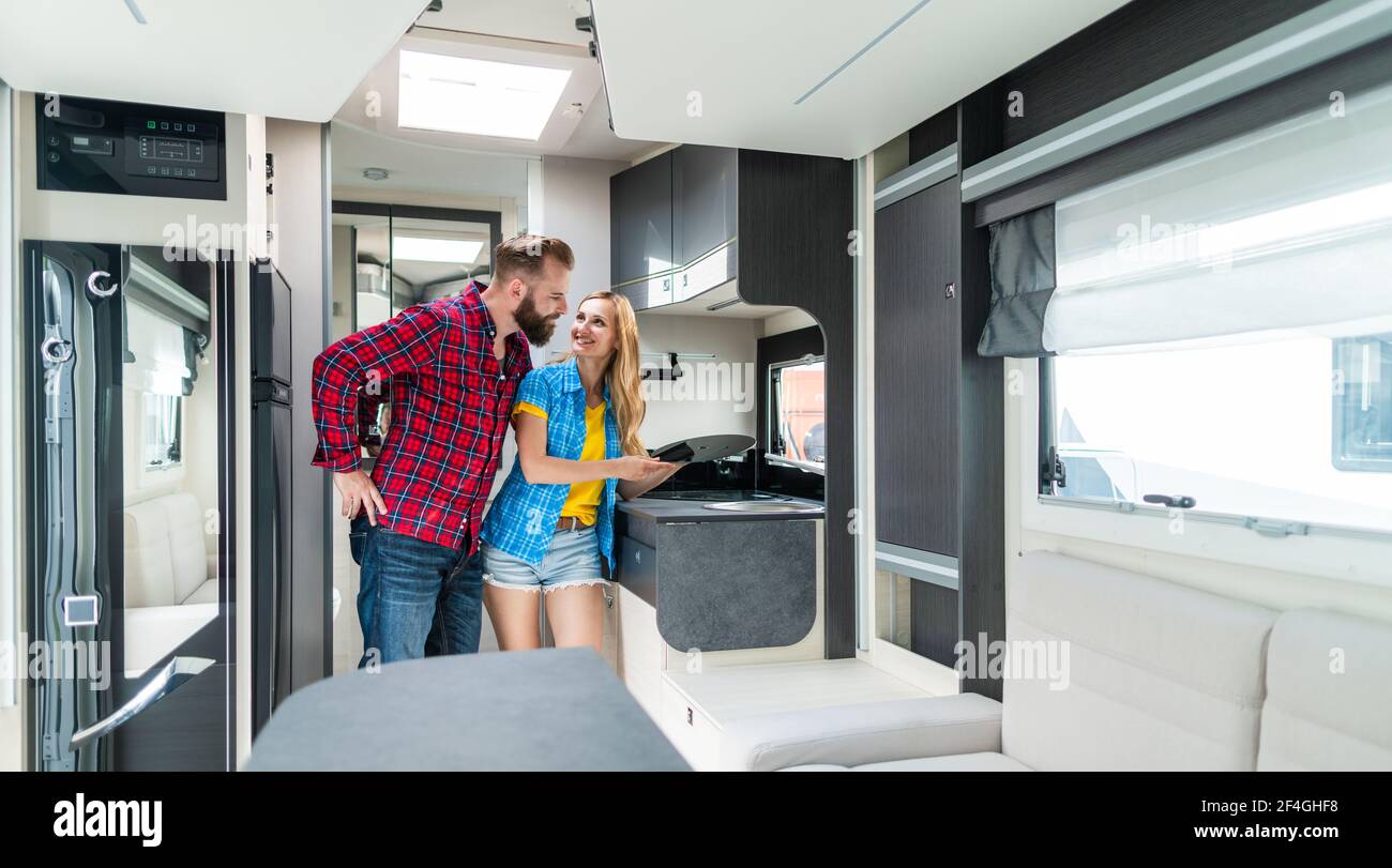 Frau und Mann testen Innenraum des Camper sie wollen Kaufen oder mieten Stockfoto