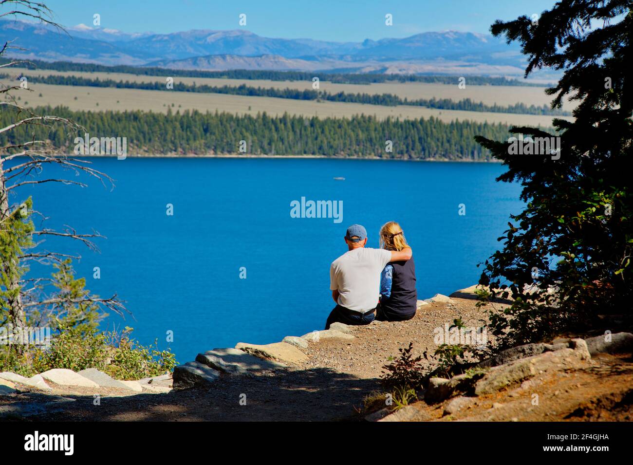 Ein Paar, das sich an einem See in Amerika entspannt. Stockfoto