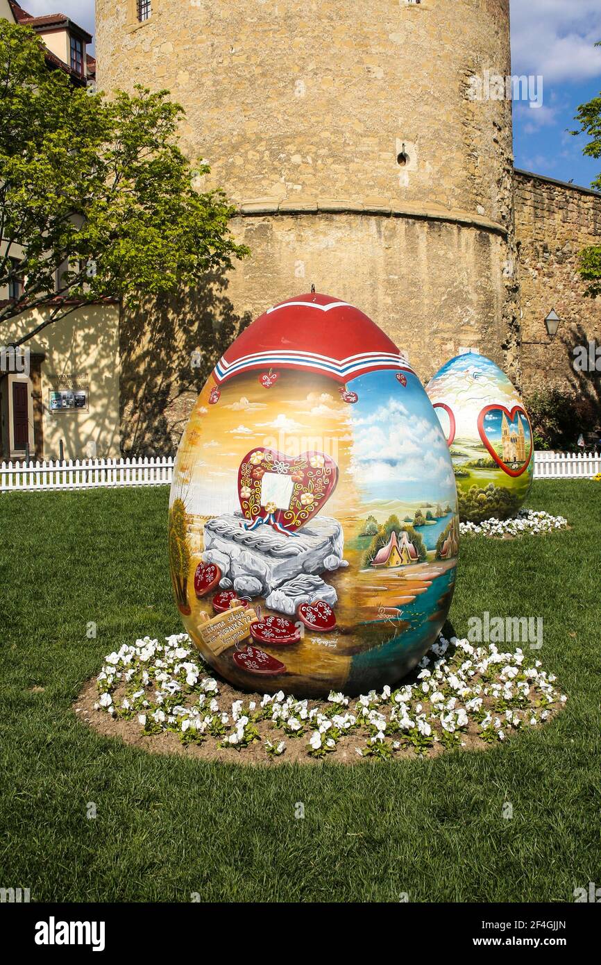 Zagreb, Kroatien, Republika Hrvatska, Europa. Zagreb. Ein großes handbemaltes Osterei in einem Blumenbett neben der Kathedrale von Zagreb auf dem Kaptol Platz. Stockfoto