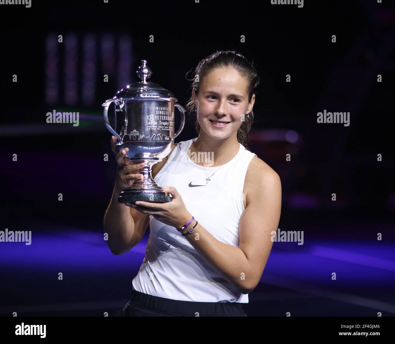 Daria Kasatkina von Russland mit der Trophäe während der Preisverleihung des St. Petersburg Ladies Trophy 2021 Tennisturnier WTA 500. (Foto von Maksim Konstantinov / SOPA Image/Sipa USA) Stockfoto