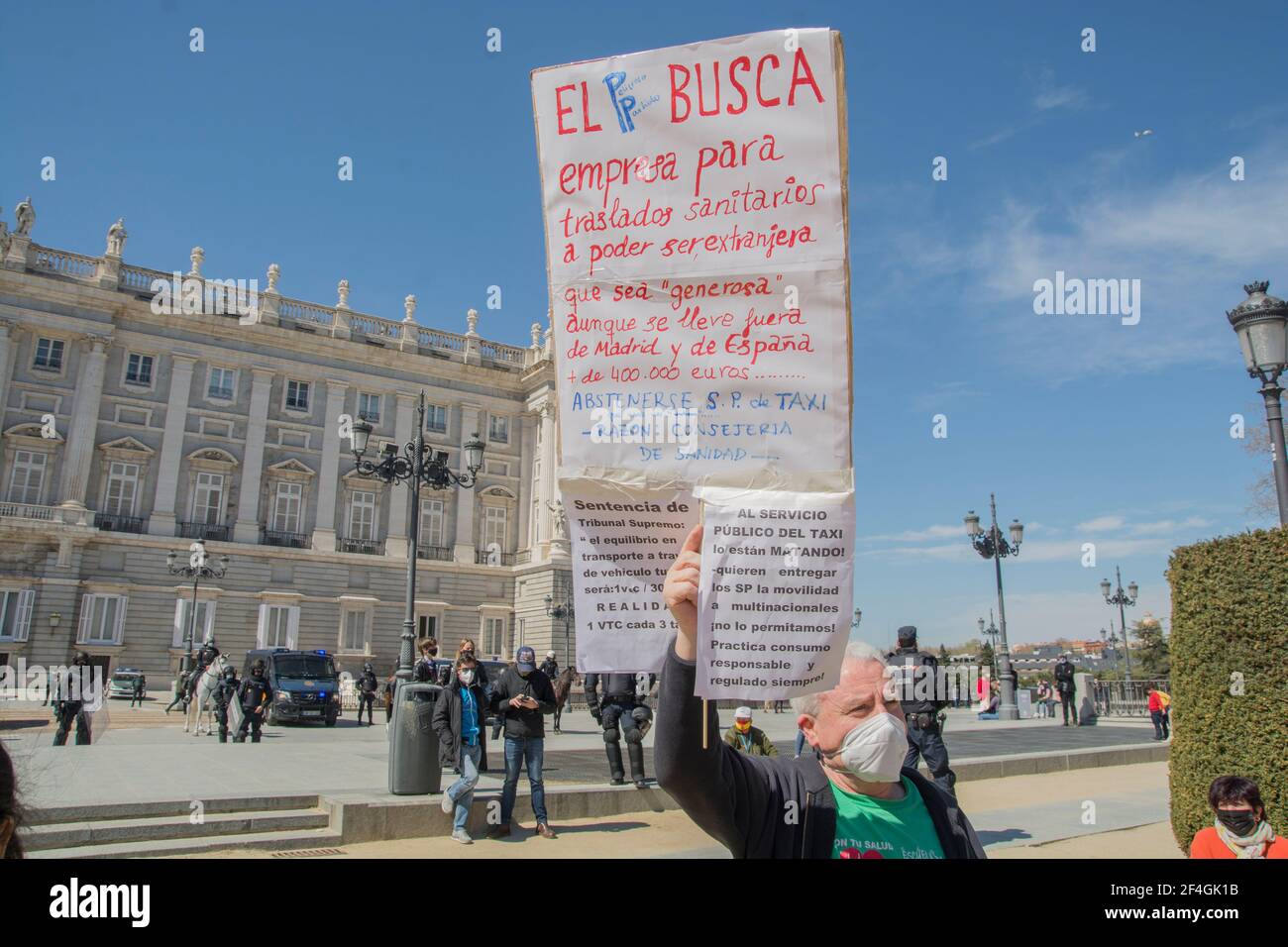 Demonstration in Madrid, Spanien "Sie töten uns" zur Verteidigung der öffentlichen Dienste. Die Demonstration ist von Puerta del Sol zur Plaza de Oriente gereist und es gab einen sehr großen Polizeieinsatz während der Demonstration. Die Demonstranten dieses marsches weisen darauf hin, dass diese Demonstration Gesundheit, Bildung, Transport, anständige Renten, Vertreibungen, Nicht um die Warteschlangen des Hungers zu erhöhen, die mit den Krisen weiter zunehmen. Stoppen Sie rassistische Gesetze und stoppen Sie es gibt mehr sexistische Morde. Unter dem Regime von 78 töten sie die Rechte der Meinungsfreiheit, das Recht der d Stockfoto