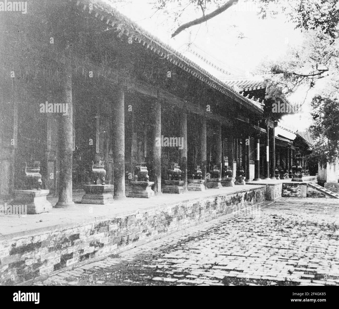 Columned Walk-Way, China, Ding Xian (China), Dingzhou Shi (China), Hebei Sheng (China),??, 1931. Aus der Sammlung Sidney D. Gamble Photographs. () Stockfoto