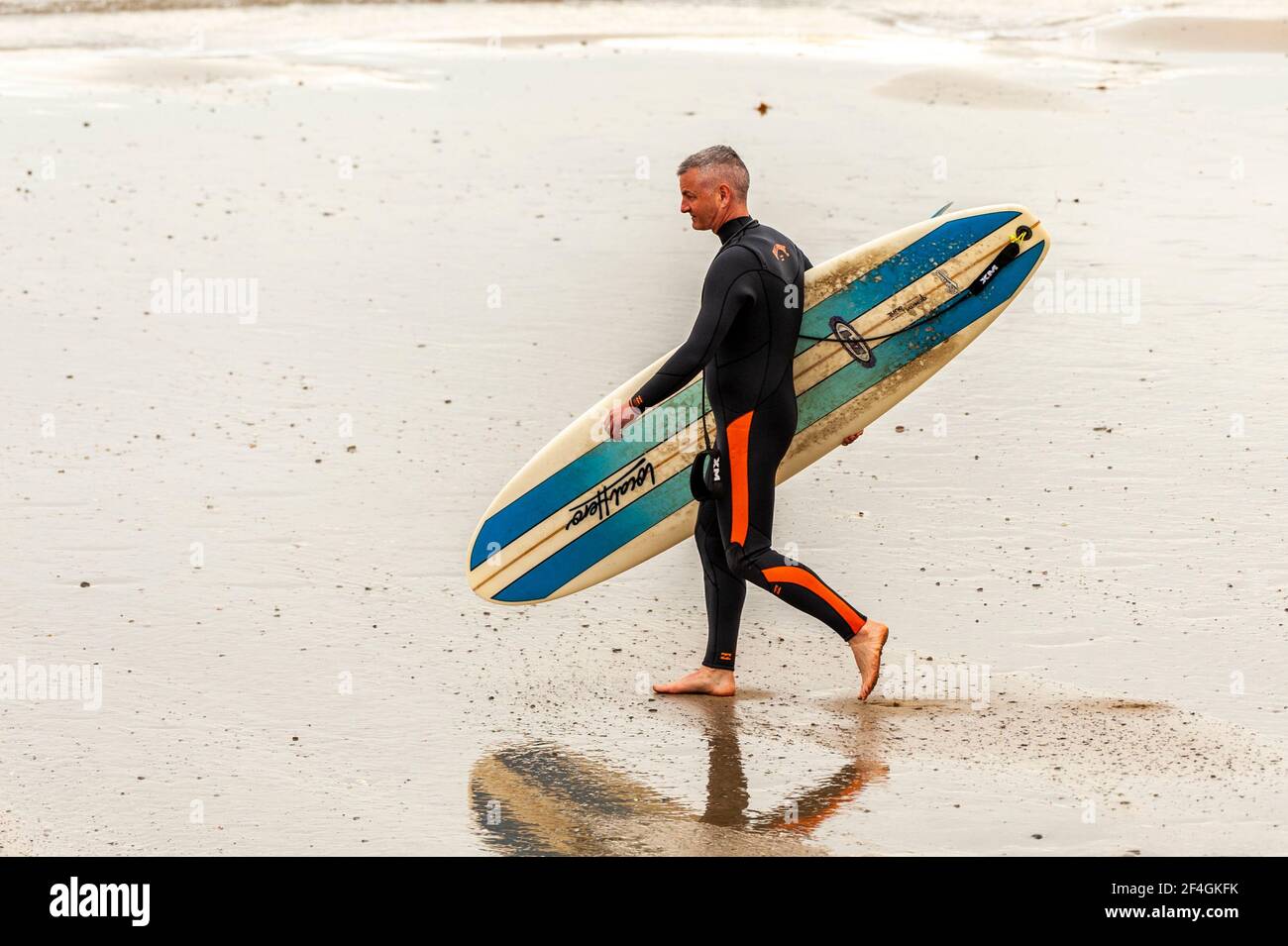 Garretstown, West Cork, Irland. März 2021, 21st. Garretstown Beach war heute mit Surfern und Spaziergängern beschäftigt, die das Beste aus dem warmen Tag machen. Quelle: AG News/Alamy Live News Stockfoto