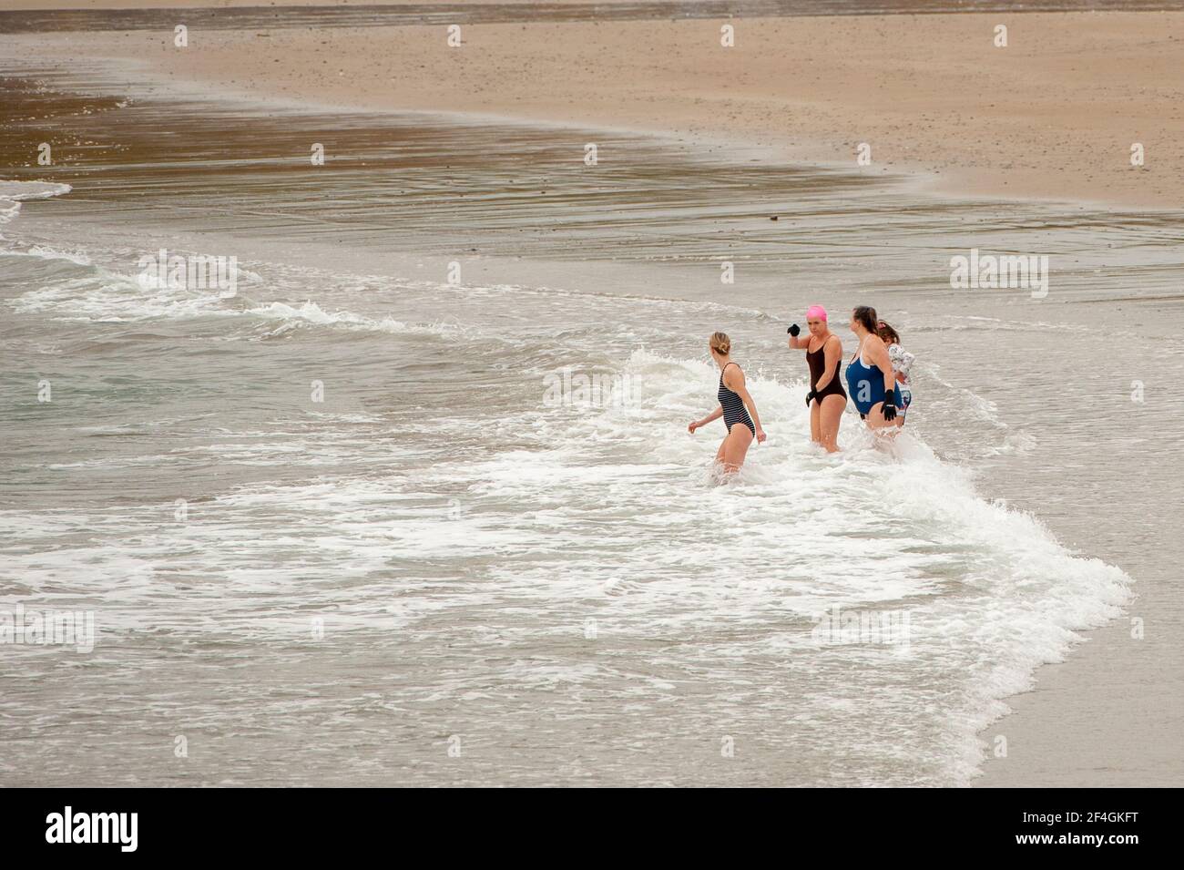 Garretstown, West Cork, Irland. März 2021, 21st. Garretstown Beach war heute mit Surfern, Schwimmern und Spaziergängern beschäftigt, die das Beste aus dem warmen Tag machen. Quelle: AG News/Alamy Live News Stockfoto