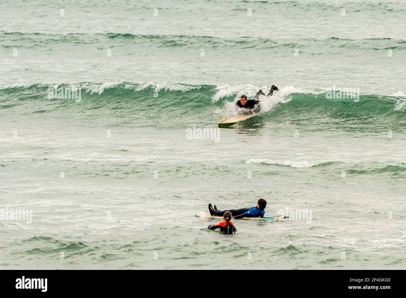 Garretstown, West Cork, Irland. März 2021, 21st. Garretstown Beach war heute mit Surfern und Spaziergängern beschäftigt, die das Beste aus dem warmen Tag machen. Quelle: AG News/Alamy Live News Stockfoto