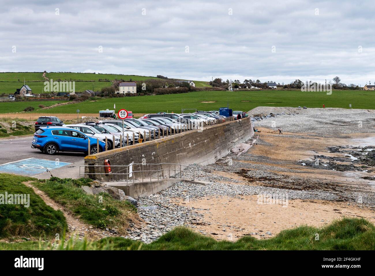 Garretstown, West Cork, Irland. März 2021, 21st. Garretstown Beach war heute mit Surfern und Spaziergängern beschäftigt, die das Beste aus dem warmen Tag machen. Quelle: AG News/Alamy Live News Stockfoto