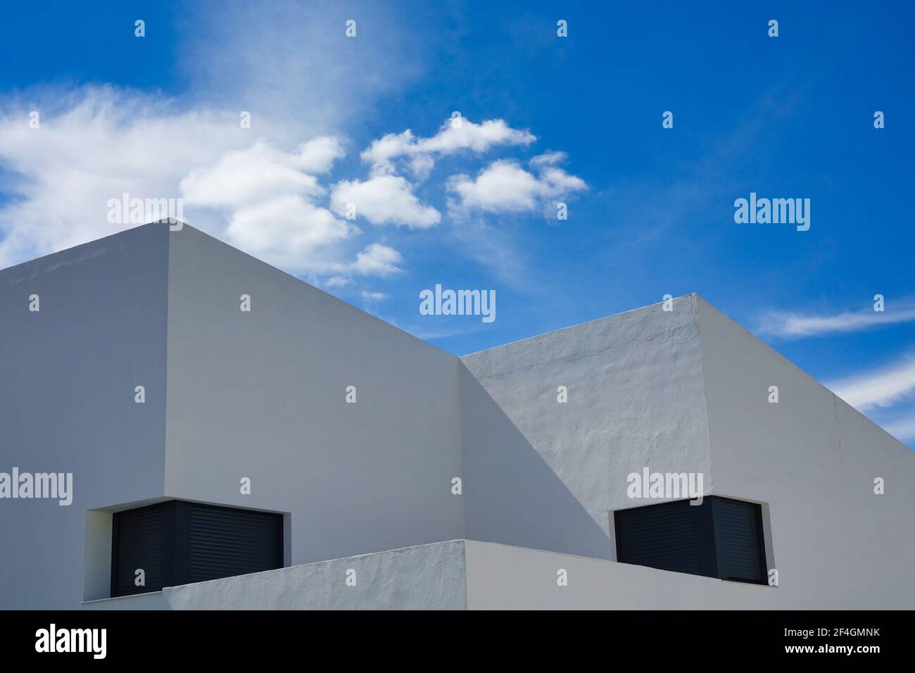 Moderne weiße Häuser mit geometrischen Linien im Bau Stockfoto