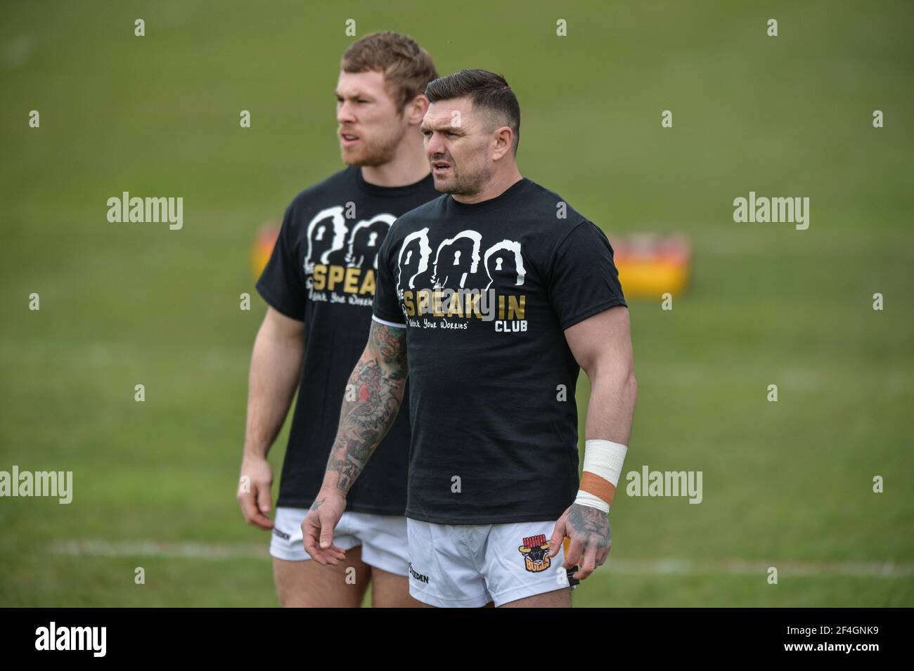 Featherstone, England - 21st. März 2021 - Danny Brough von Bradford Bulls trägt ein Warm Up T-Shirt zur Unterstützung des Speak in Club, Eine Gruppe für psychische Gesundheit in Bradford beim Aufwärmen vor der Rugby League Betfred Challenge Cup Runde 1 Spiel zwischen Featherstone Rovers vs Bradford Bulls im Millenium Stadium, FeatherstoneUK Dean Williams/Alamy Live News Stockfoto
