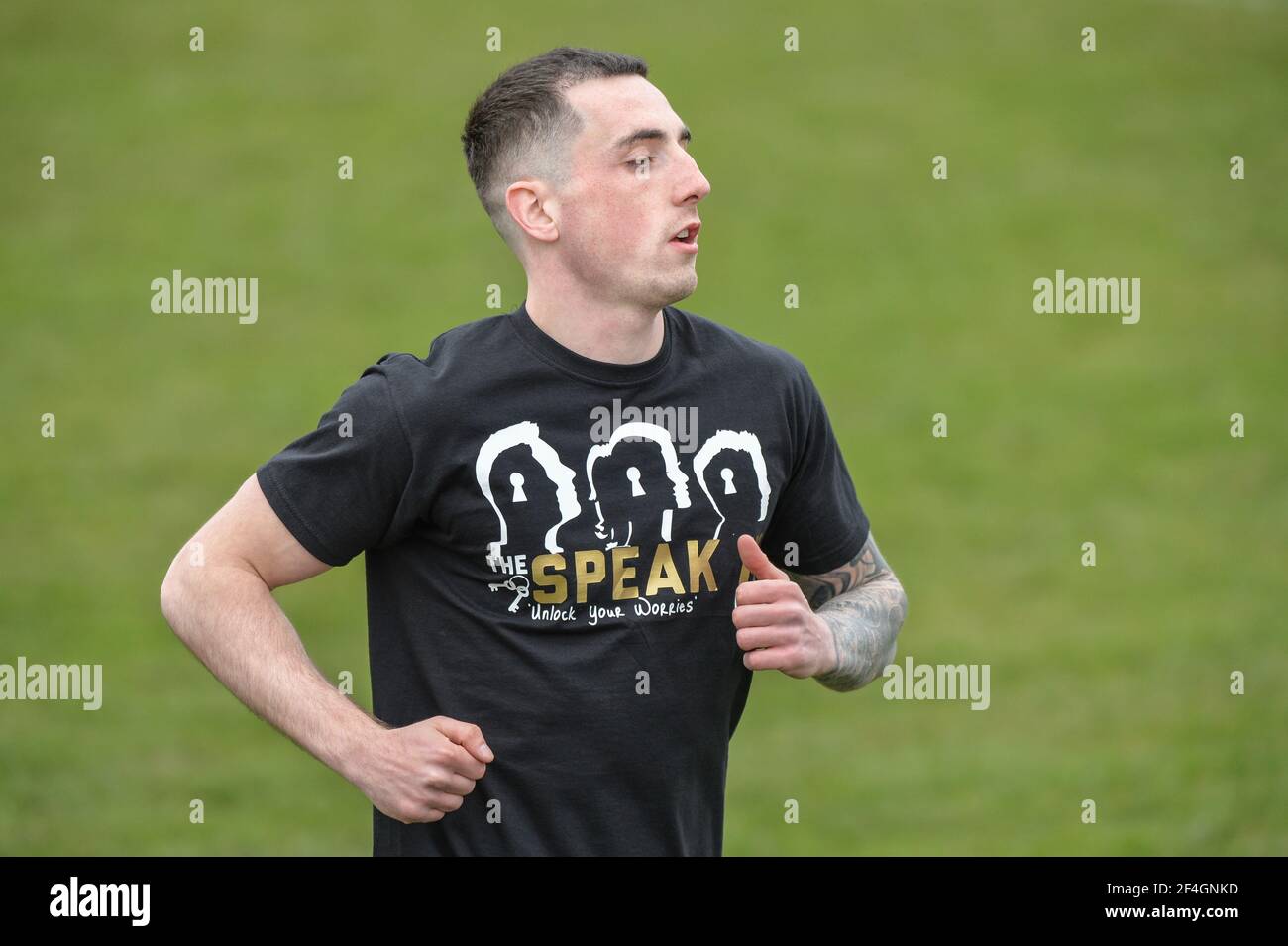 Featherstone, England - 21st. März 2021 - Brandon Pickersgill von Bradford Bulls trägt ein Warm-Up T-Shirt zur Unterstützung des Speak in Club, Eine Gruppe für psychische Gesundheit in Bradford beim Aufwärmen vor der Rugby League Betfred Challenge Cup Runde 1 Spiel zwischen Featherstone Rovers vs Bradford Bulls im Millenium Stadium, FeatherstoneUK Dean Williams/Alamy Live News Stockfoto