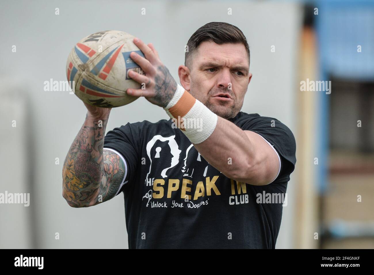 Featherstone, England - 21st. März 2021 - Danny Brough von Bradford Bulls trägt ein Warm Up T-Shirt zur Unterstützung des Speak in Club, Eine Gruppe für psychische Gesundheit in Bradford beim Aufwärmen vor der Rugby League Betfred Challenge Cup Runde 1 Spiel zwischen Featherstone Rovers vs Bradford Bulls im Millenium Stadium, FeatherstoneUK Dean Williams/Alamy Live News Stockfoto