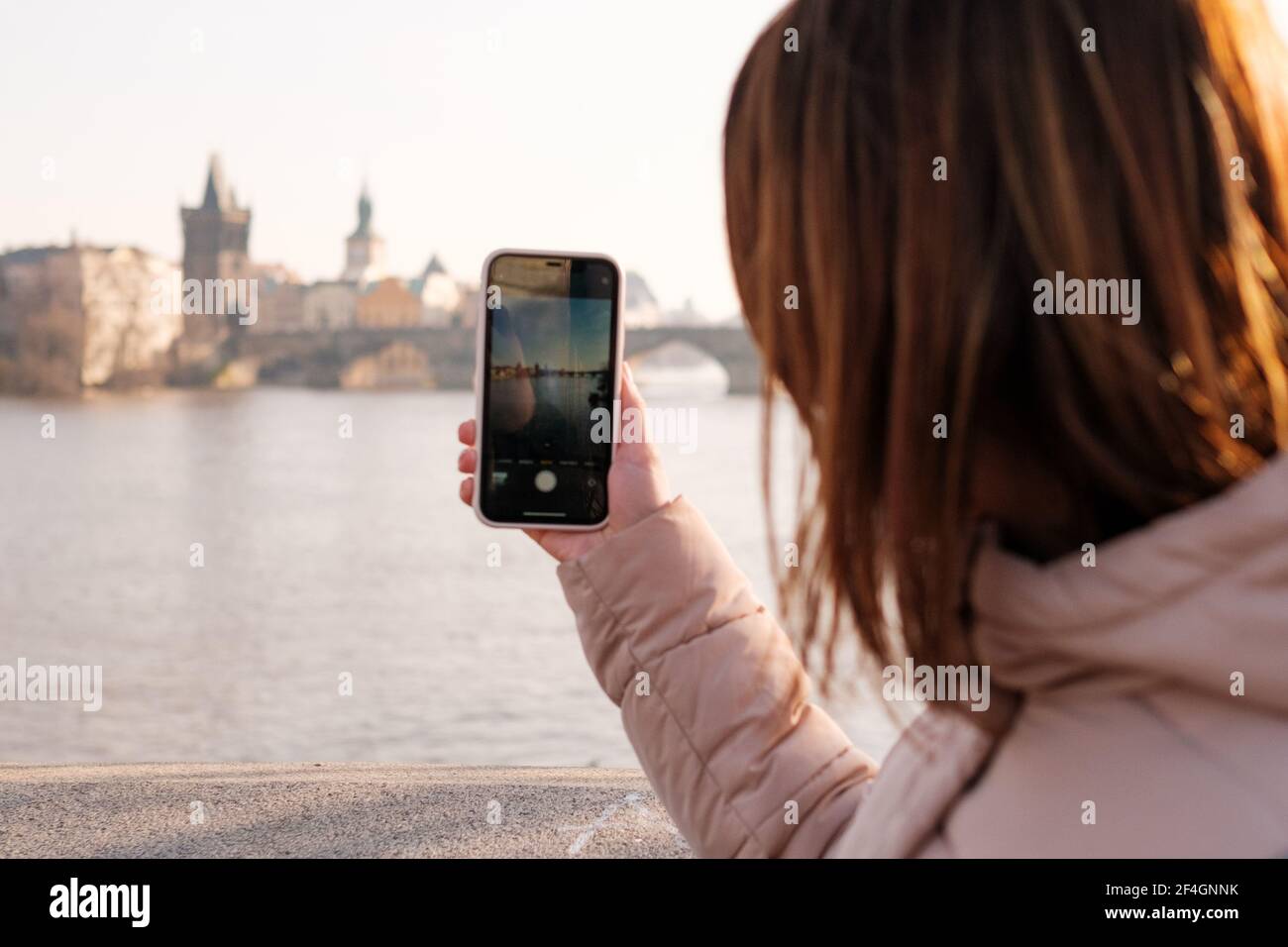 Blogger oder Influencer, der Videos aus Prag aufzeichnet. Vlogger-Aufnahme von Vlog auf dem Mobiltelefon. Mädchen macht Foto auf ihrem Smartphone. Reiseinhalte Stockfoto