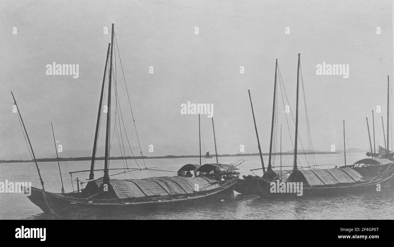 Junks mit Abdeckung auf dem Kanal, China, Canal Grande (China), 1908. Aus der Sammlung Sidney D. Gamble Photographs. () Stockfoto