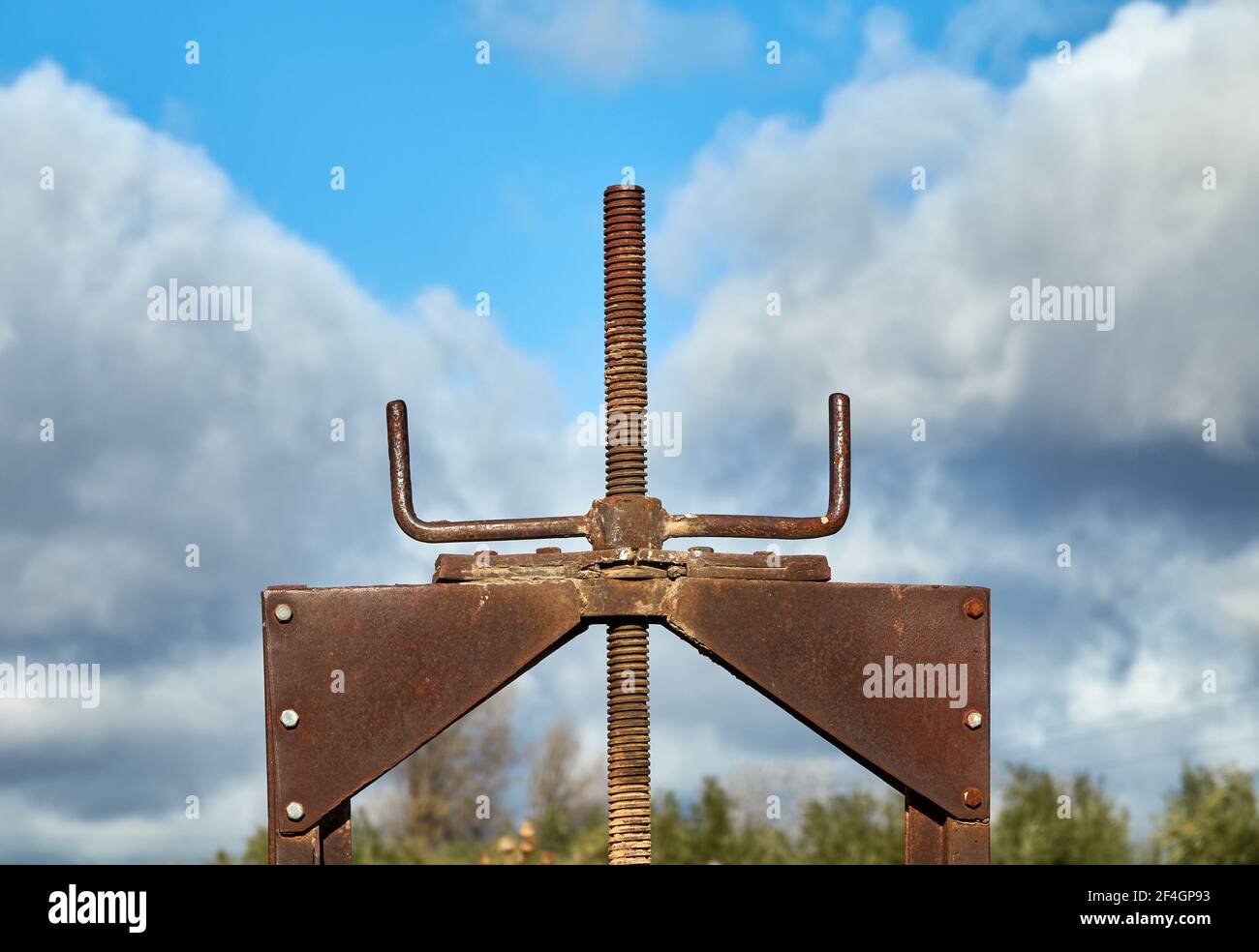 Rostige Metalltor-System, um den Wasserfluss zu kontrollieren In einem Bewässerungsgraben für Getreide Stockfoto