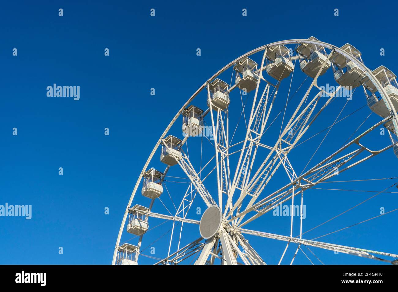 Zamora, Spanien. März 20,2021. Weißes Riesenrad mit dem blauen Himmel im Hintergrund während der Ostermesse der Attraktionen. Stockfoto