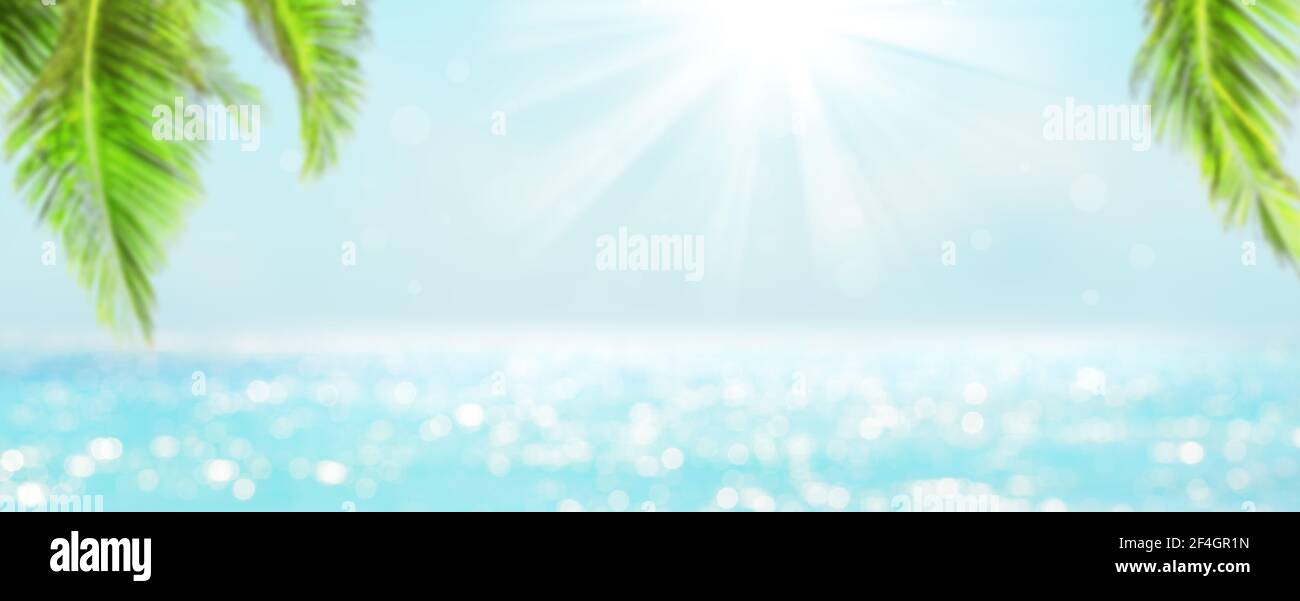 Panorama von verschwommenem blauen Himmel und Meer mit Bokeh Licht und Blätter von Kokospalme. Landschaft des tropischen Sommers. Sommerurlaub Konzept. Stockfoto