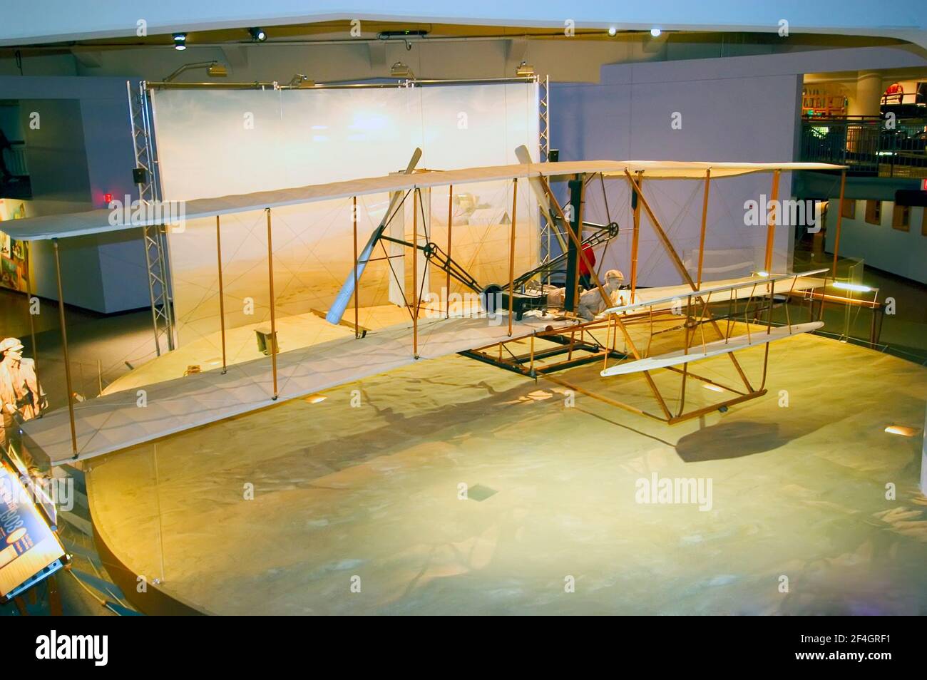 Nachbildung des ursprünglichen Wright Brothers zweiflügeligen wright Fliegerflugzeugs im Henry Ford Museum in Greenfield Village Dearborn, Michigan Stockfoto