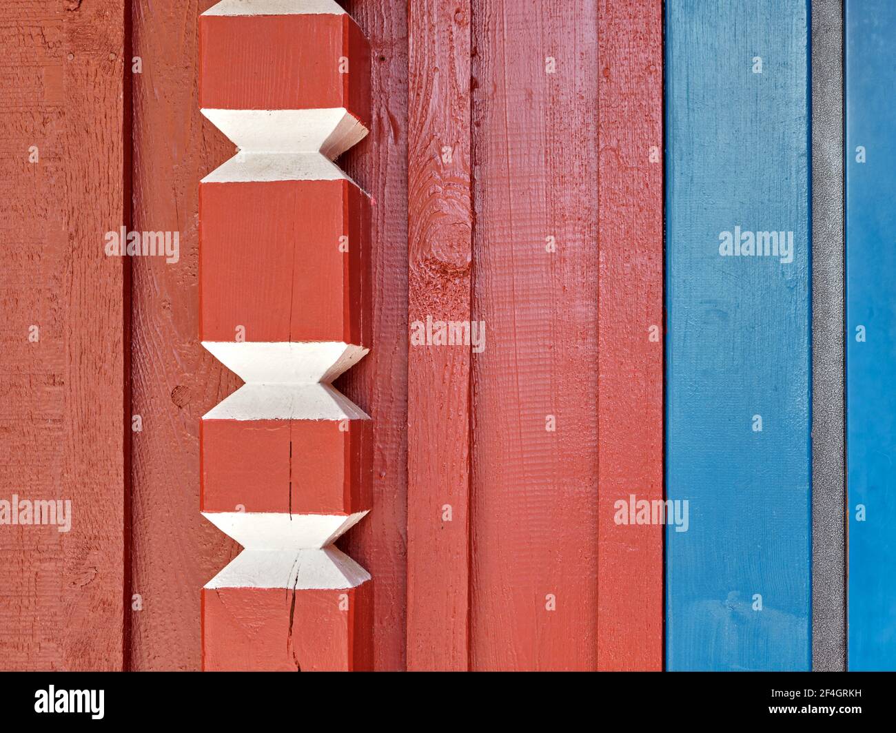 Traditionelle skandinavische Holzarchitektur Detail, rot, blau und weiß bemalte Holzwand Stockfoto