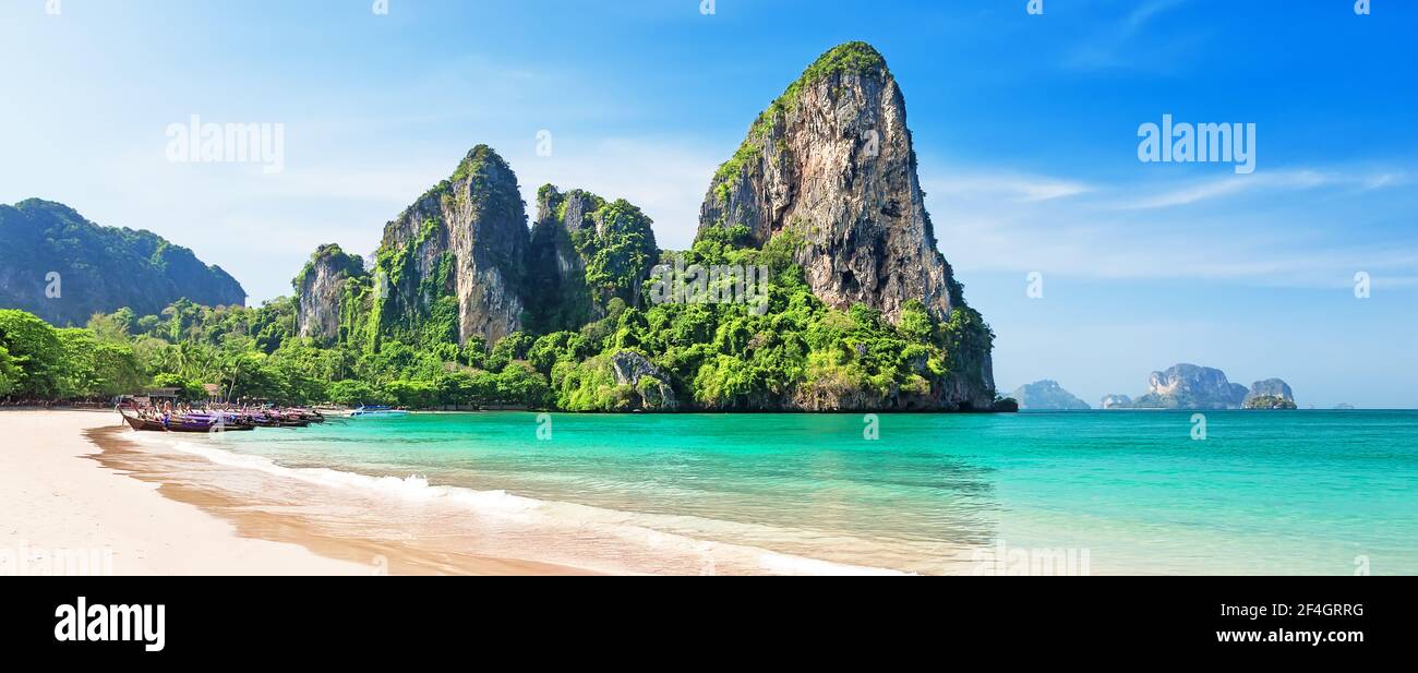 Panorama des schönen Sand Railay Strand und thai traditionelle Holz Longtail Boot in der Provinz Krabi. Ao Nang, Thailand. Stockfoto