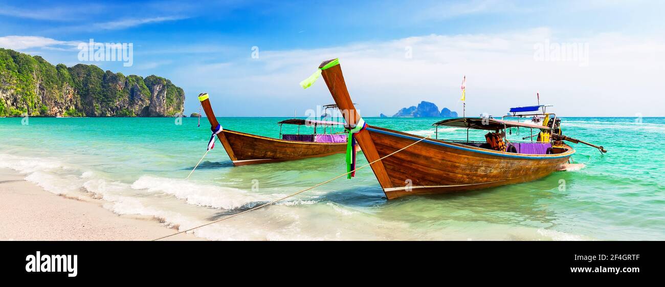 Panorama von thailändischem traditionellen hölzernen Longtail Boot und schönen Sandstrand in der Provinz Krabi. Ao Nang, Thailand. Stockfoto