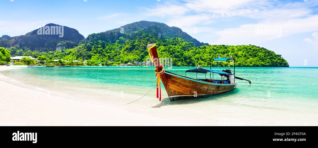 Panorama von thailändischem traditionellen hölzernen Longtail Boot und schönen Sandstrand auf Koh Phi Phi Insel in der Provinz Krabi. Ao Nang, Thailand. Stockfoto