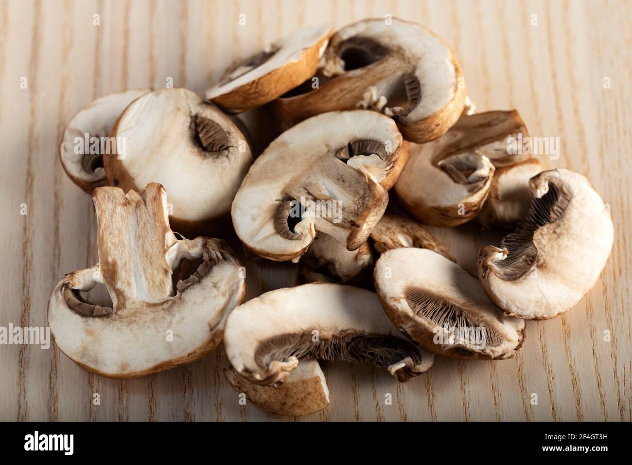 Scheiben von braunen Pilzen auf dem Tisch - Nahaufnahme Anzeigen Stockfoto